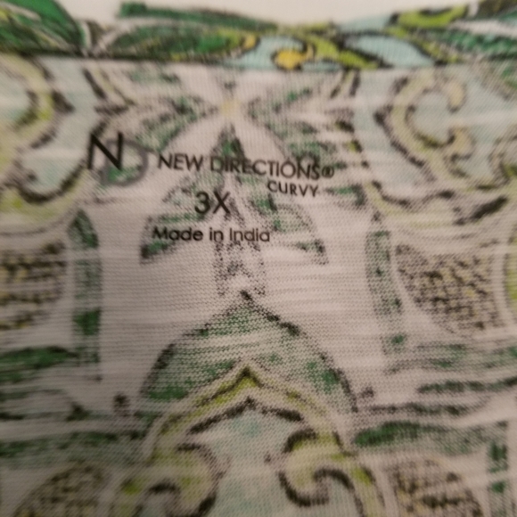 🍀 New Directions Curvy Tee Shirt - Picture 2 of 6